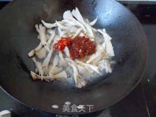 豆腐蘑菇一锅烩的做法步骤：2