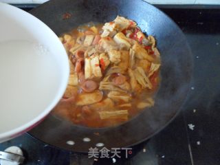 豆腐蘑菇一锅烩的做法步骤：2