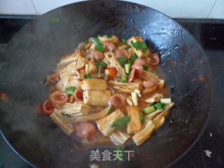 豆腐蘑菇一锅烩的做法步骤：2