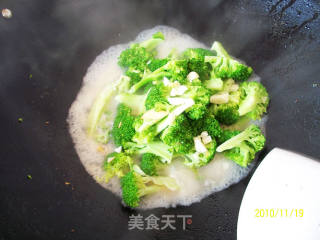 炒西兰花的做法步骤：2