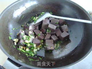 韭菜羊血的做法步骤：2