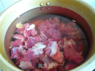红烧牛腩煲的做法步骤：2
