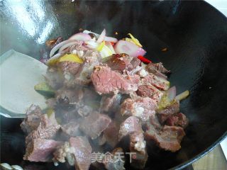 红烧牛腩煲的做法步骤：2