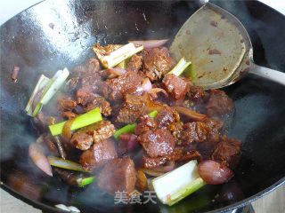 红烧牛腩煲的做法步骤：2
