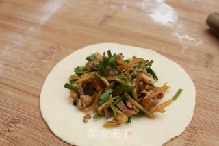 韭香煎包的做法步骤：2