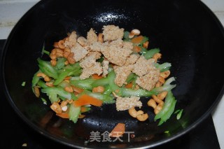 三鲜腰果锅巴的做法步骤：2