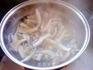 土豆蘑菇烧肉片的做法步骤：2