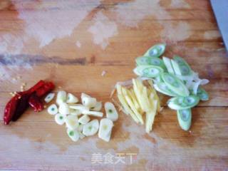 土豆蘑菇烧肉片的做法步骤：2