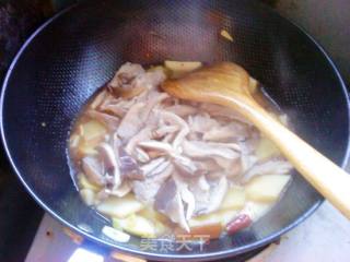 土豆蘑菇烧肉片的做法步骤：2