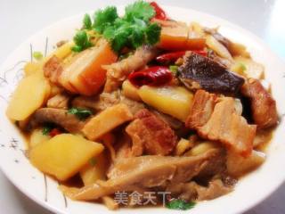 土豆蘑菇烧肉片的做法步骤：2