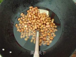油炸花生米的做法步骤：2