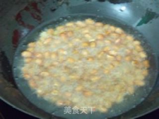 油炸花生米的做法步骤：2