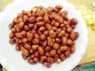 油炸花生米的做法步骤：2