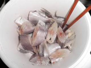 油煎黑昌鱼的做法步骤：2