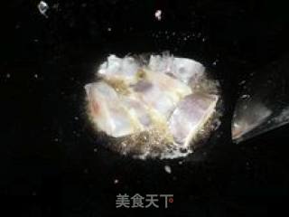 油煎黑昌鱼的做法步骤：2