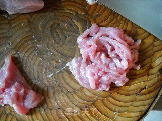 蒜苗杏鲍菇肉丝的做法步骤：2