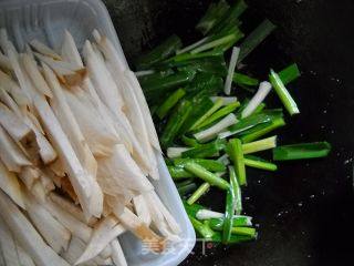 蒜苗杏鲍菇肉丝的做法步骤：2