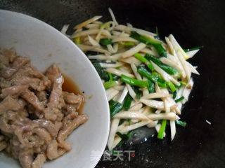 蒜苗杏鲍菇肉丝的做法步骤：2