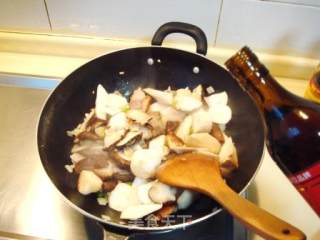 私家菜“蚝油焖双菇肉片”的做法步骤：2