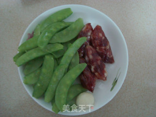 荷兰豆炒腊肠的做法步骤：2