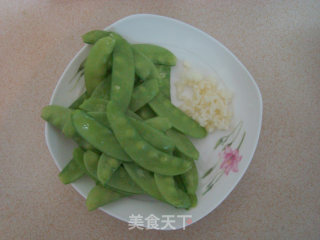 荷兰豆炒腊肠的做法步骤：2
