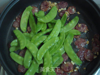荷兰豆炒腊肠的做法步骤：2
