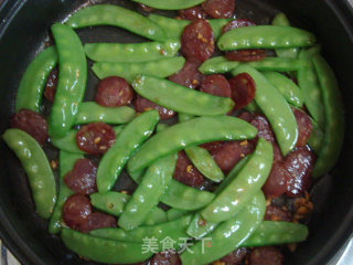 荷兰豆炒腊肠的做法步骤：2