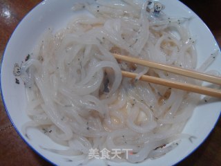 银鱼炒蛋的做法步骤：2