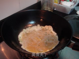 银鱼炒蛋的做法步骤：2