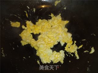 鸡蛋炒玉米饼米饭的做法步骤：2