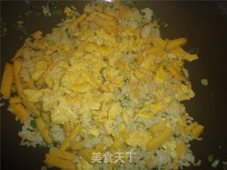 鸡蛋炒玉米饼米饭的做法步骤：2