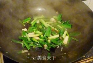 蒜苗炒鸡蛋的做法步骤：2