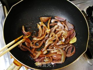 青椒鱿鱼的做法步骤：2