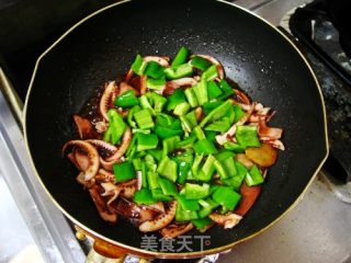 青椒鱿鱼的做法步骤：2