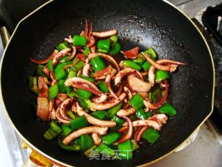 青椒鱿鱼的做法步骤：2