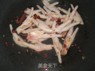泡椒凤爪的做法步骤：2