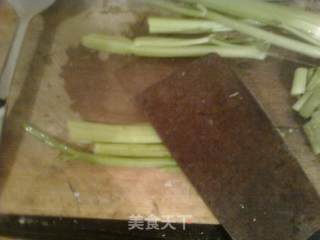 芹菜炒肉的做法步骤：2