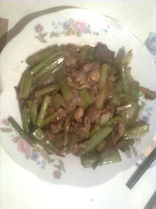 芹菜炒肉的做法步骤：2