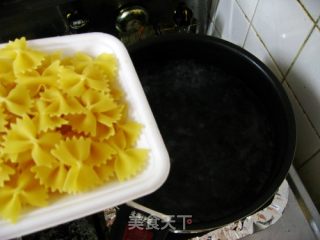 鲔鱼蝴蝶面的做法步骤：2