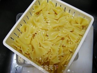 鲔鱼蝴蝶面的做法步骤：2