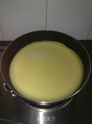 简易版肉松可丽饼的做法步骤：2