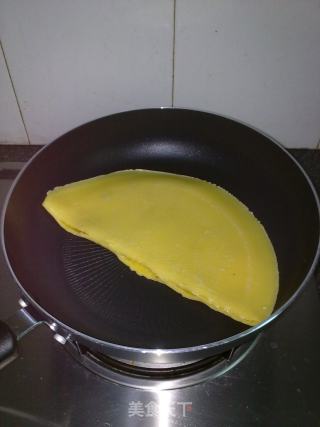 简易版肉松可丽饼的做法步骤：2