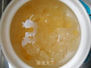 香蕉百合银耳羹的做法步骤：2