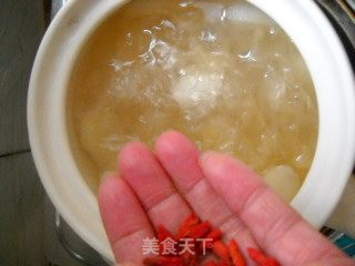 香蕉百合银耳羹的做法步骤：2