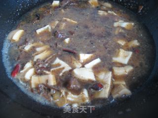 四川风味---香辣牛肉烧笋子的做法步骤：2