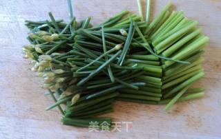 鲜虾炒韭菜花的做法步骤：2