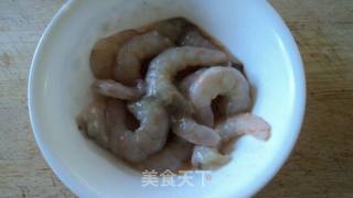 鲜虾炒韭菜花的做法步骤：2