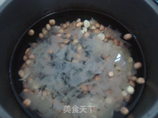 滋润补血汤：花生百合银耳羹的做法步骤：3
