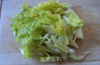 家常腊肉炒芹菜的做法步骤：2