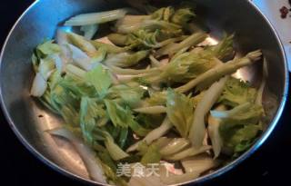 家常腊肉炒芹菜的做法步骤：2
